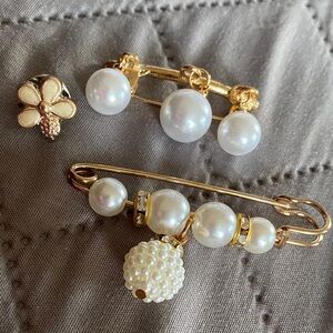 Elegant Gold and Pearl Brooch Set